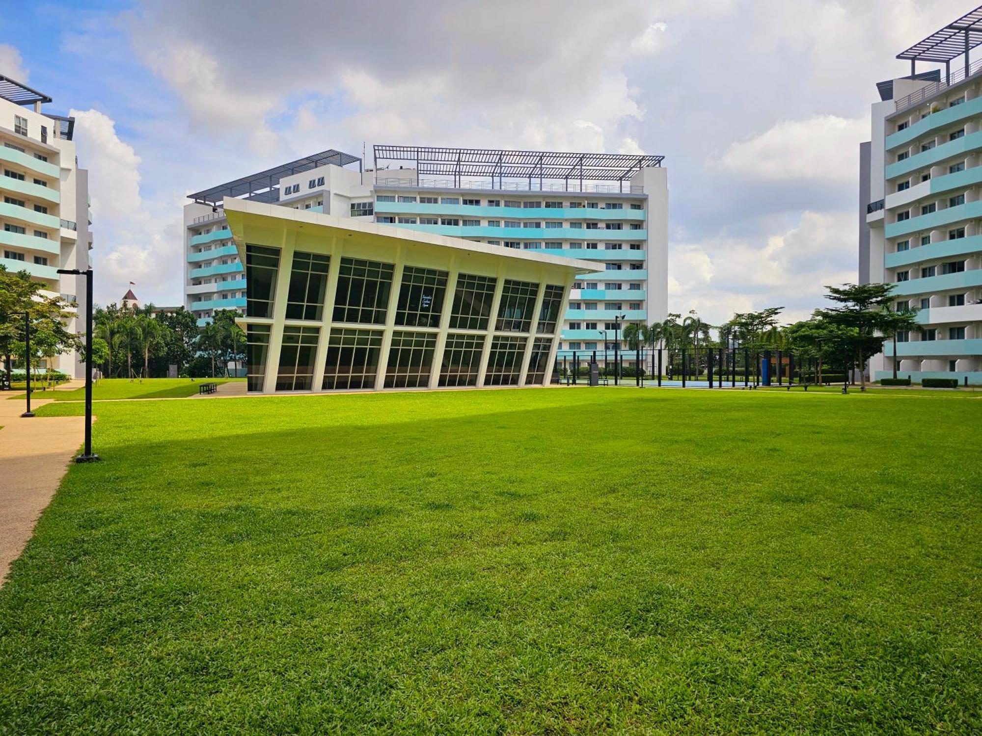 Acellyne'S Suites At The Residences At Commonwealth By Century Quezon City Kültér fotó
