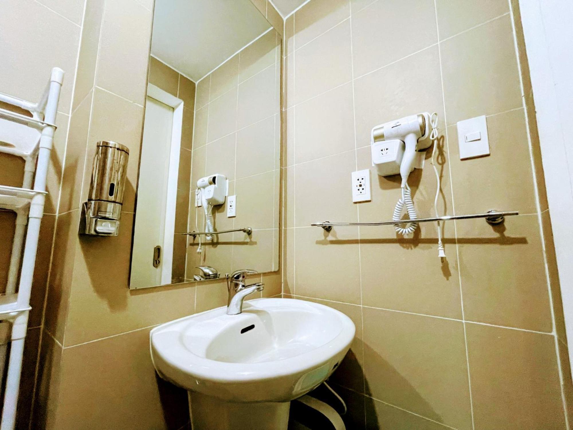 Acellyne'S Suites At The Residences At Commonwealth By Century Quezon City Szoba fotó