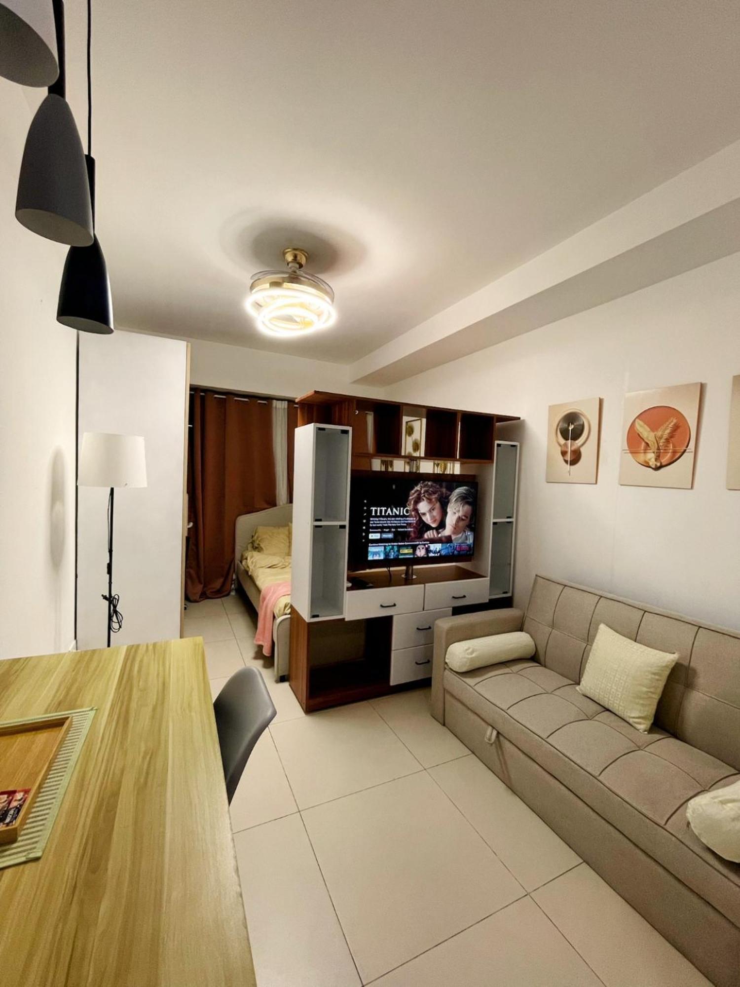 Acellyne'S Suites At The Residences At Commonwealth By Century Quezon City Szoba fotó