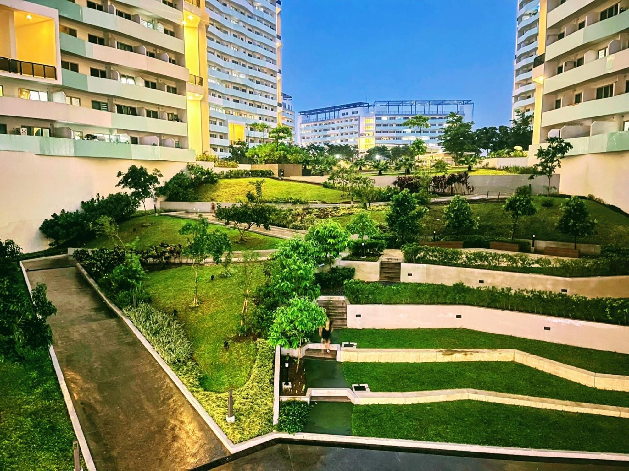Acellyne'S Suites At The Residences At Commonwealth By Century Quezon City Kültér fotó