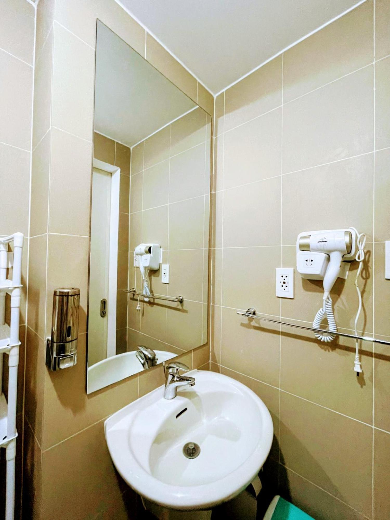 Acellyne'S Suites At The Residences At Commonwealth By Century Quezon City Szoba fotó