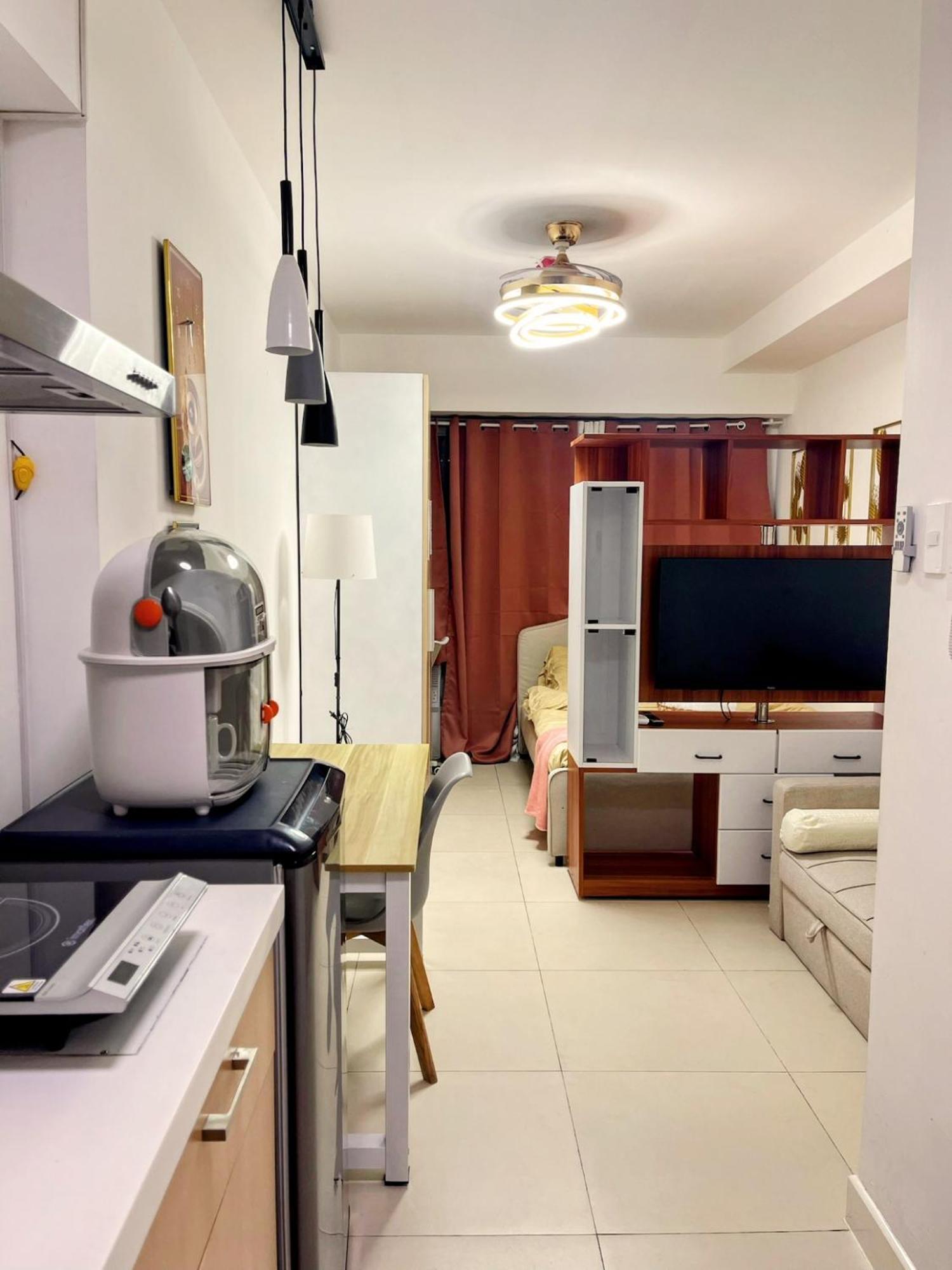 Acellyne'S Suites At The Residences At Commonwealth By Century Quezon City Szoba fotó