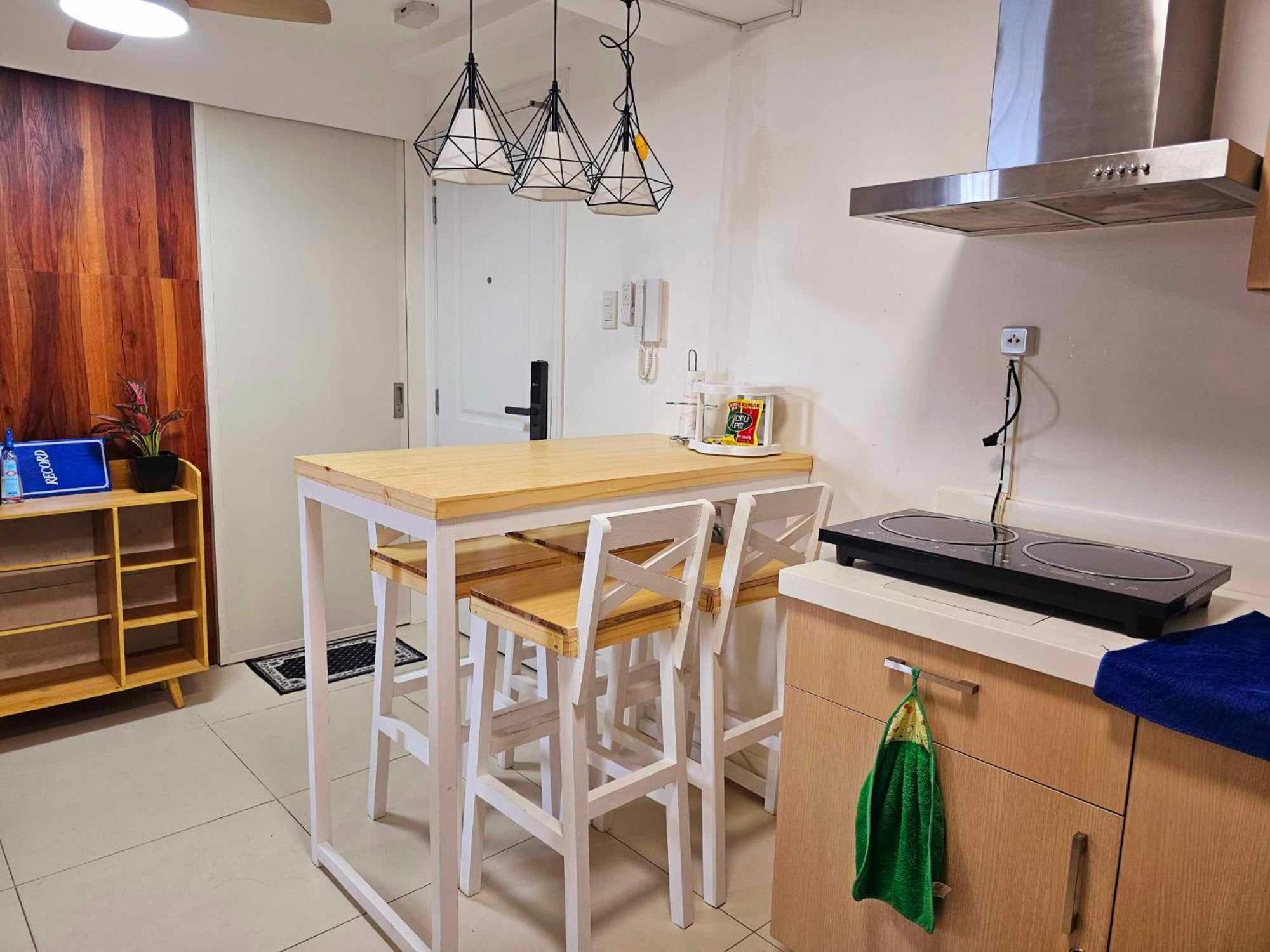 Acellyne'S Suites At The Residences At Commonwealth By Century Quezon City Kültér fotó