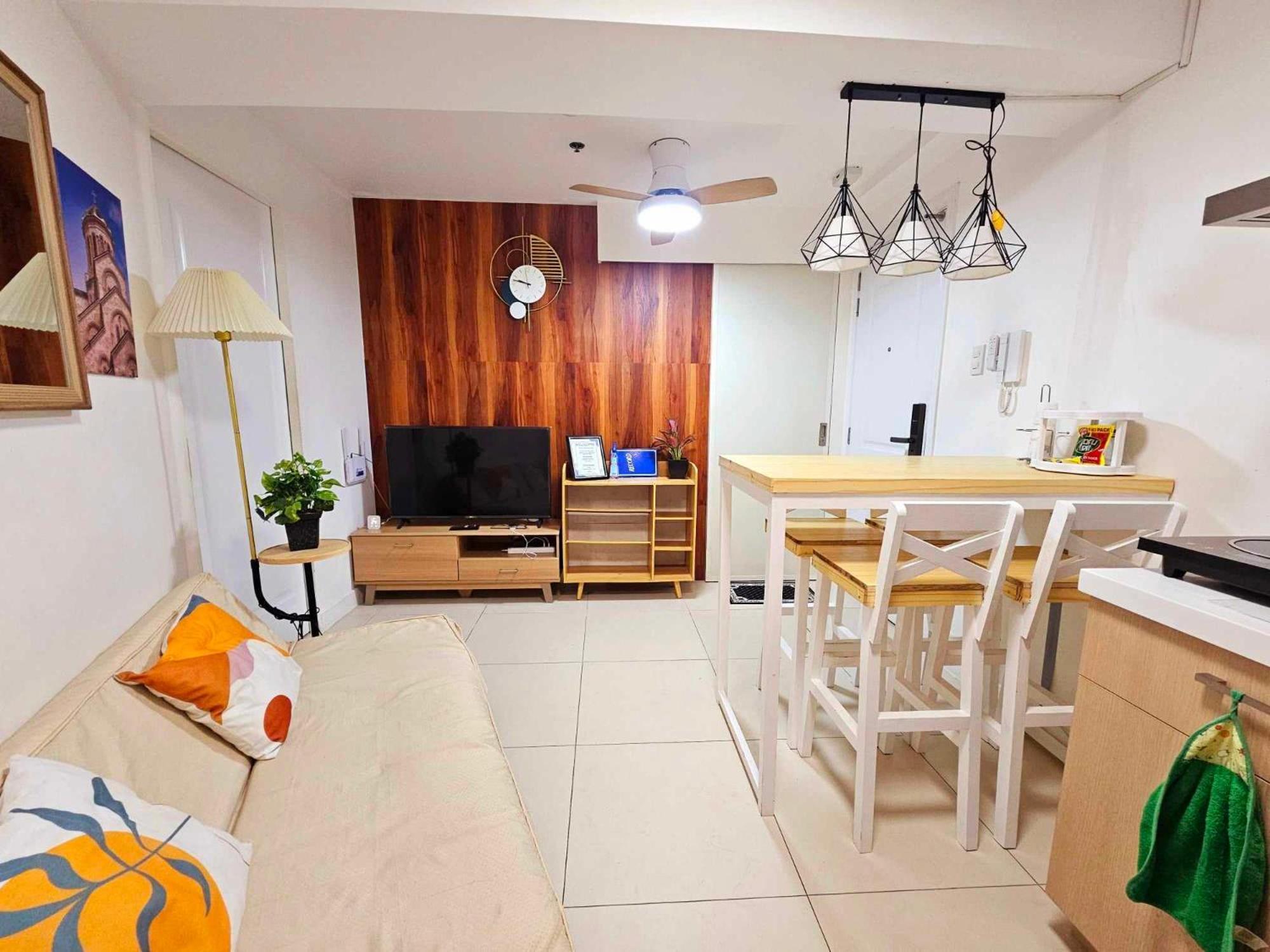 Acellyne'S Suites At The Residences At Commonwealth By Century Quezon City Kültér fotó
